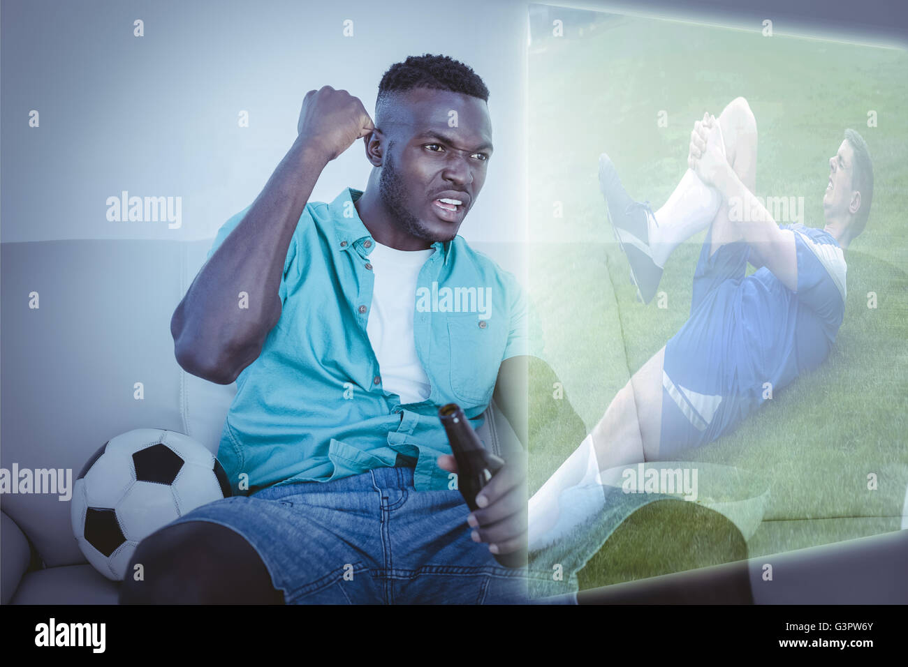 Zusammengesetztes Bild des Fußballspielers in blau liegend verletzten auf dem Spielfeld Stockfoto