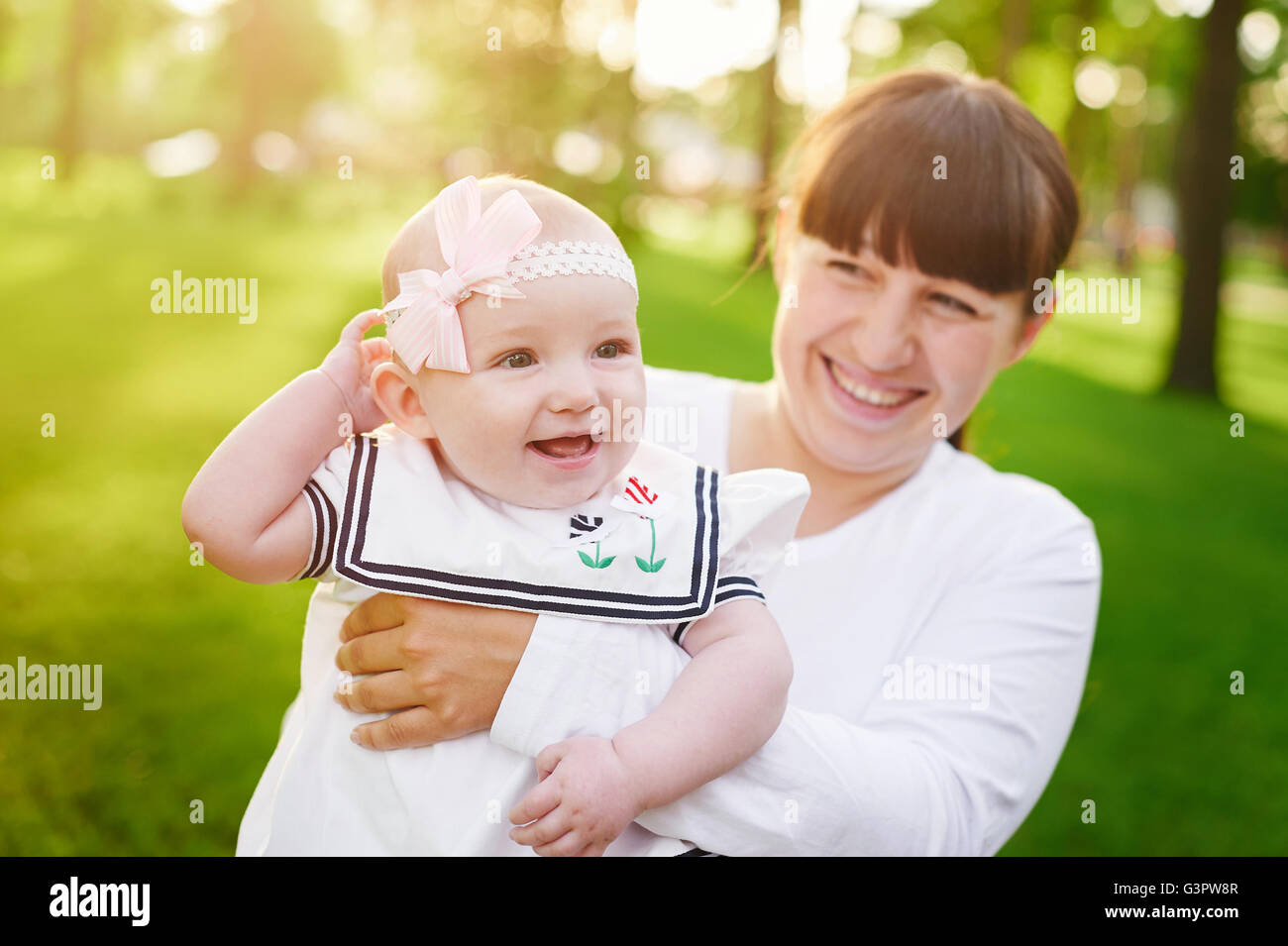 Schönen Lifestyle Sommer Foto Mutter und baby Mädchen Spaziergänge im Park Stockfoto
