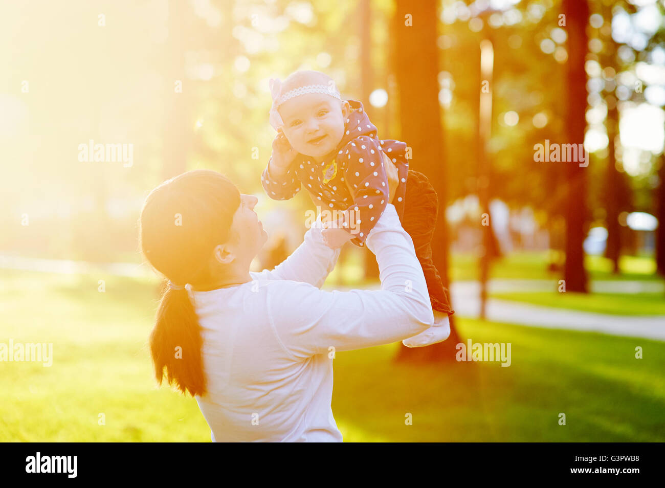 Schönen Lifestyle Sommer Foto Mutter und baby Mädchen Spaziergänge im Park Stockfoto