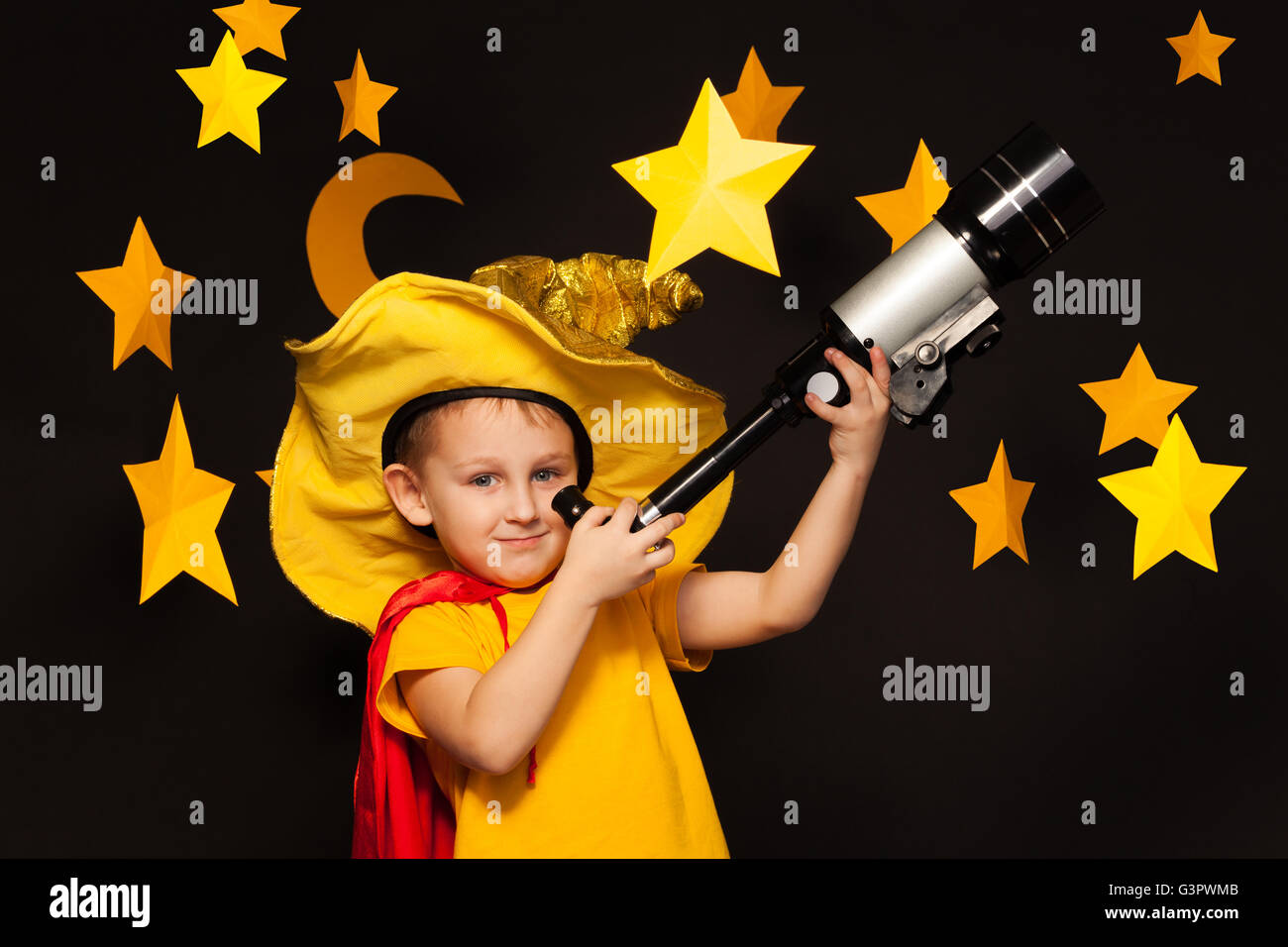 Little Sky-Watcher Blick durch ein Teleskop Stockfoto