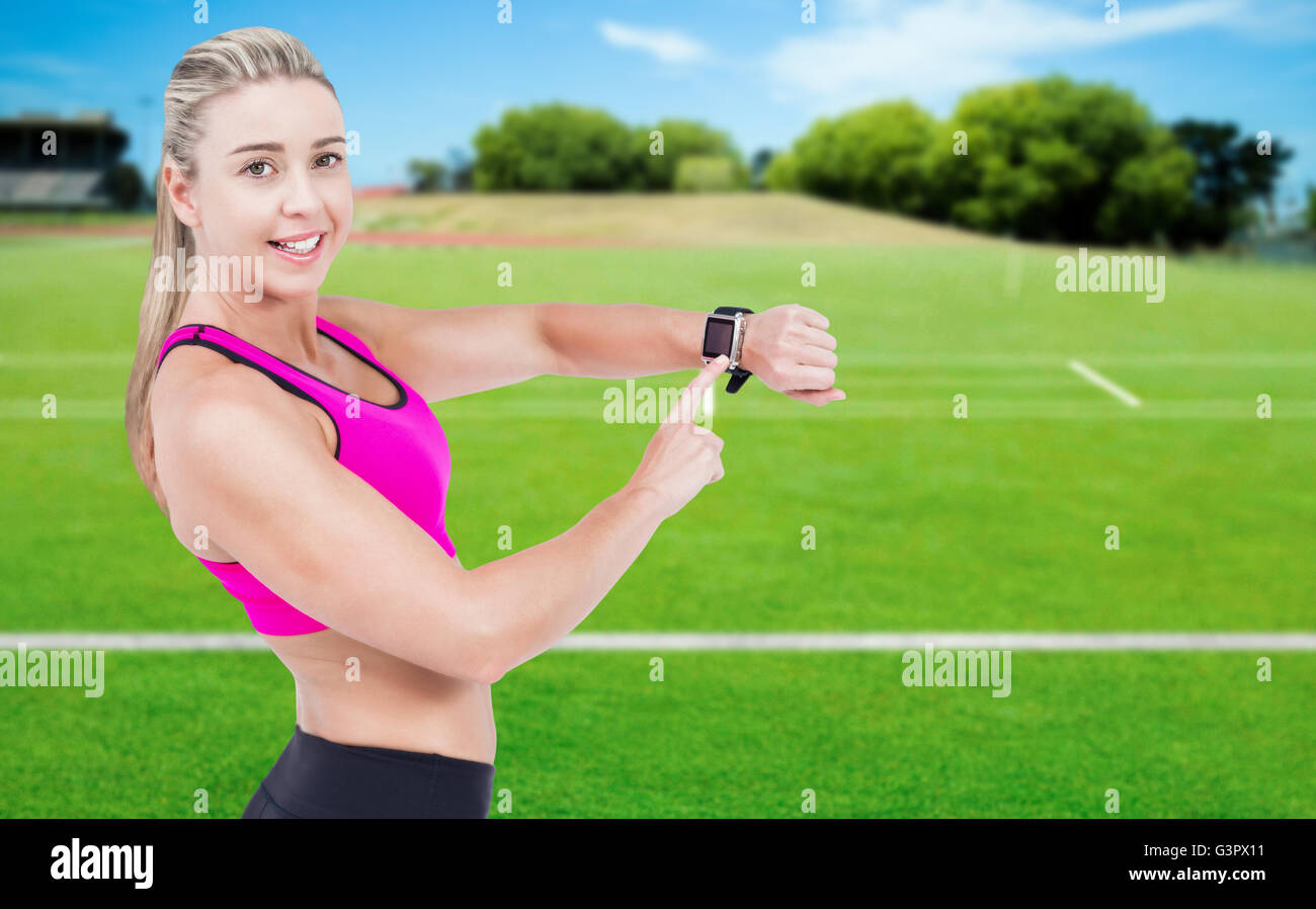 Zusammengesetztes Bild Sportlerin mit ihrem smart-watch Stockfoto