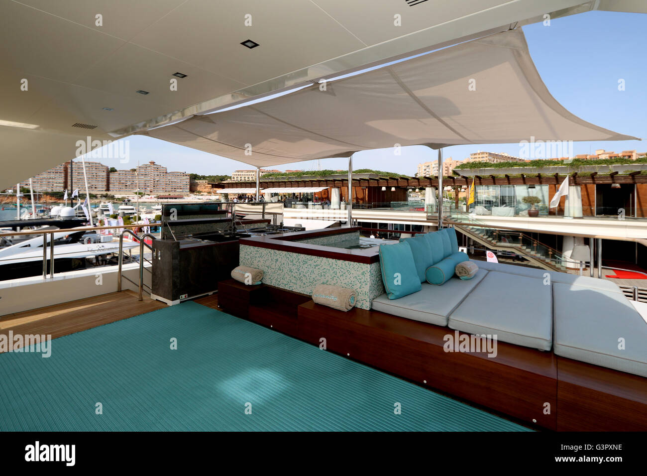 Flydeck Jacuzzi-Bereich des preisgekrönten Mondomarine SF40 Superyacht / Megayacht (42,3 m) - Best of Yachting im Port Adriano Stockfoto