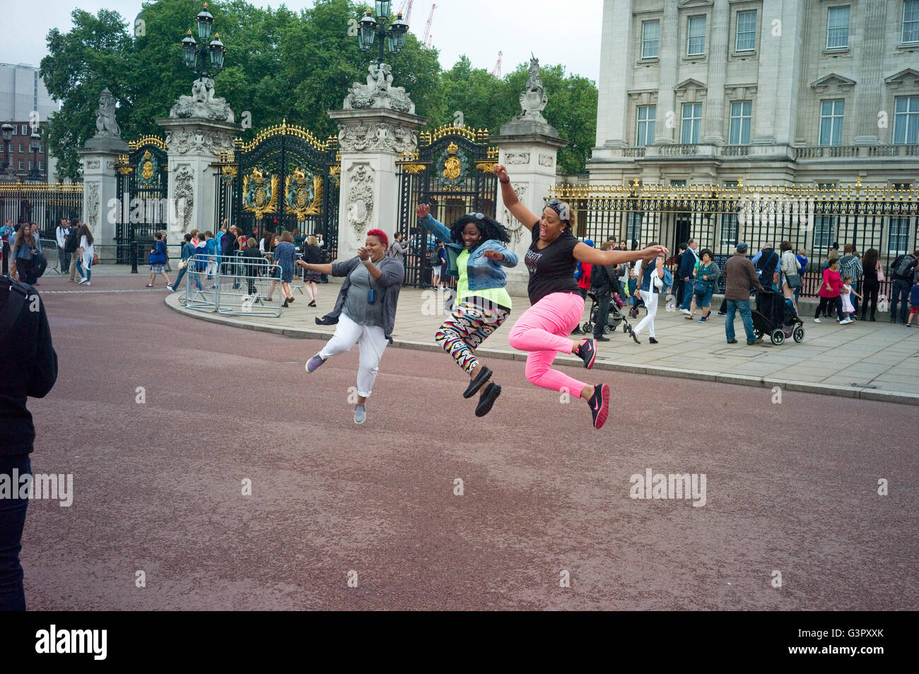 Eine Gruppe von schwarzen amerikanischen Frauen haben es Bild genommen, springen in die Luft draußen Buckingham Palace. Stockfoto