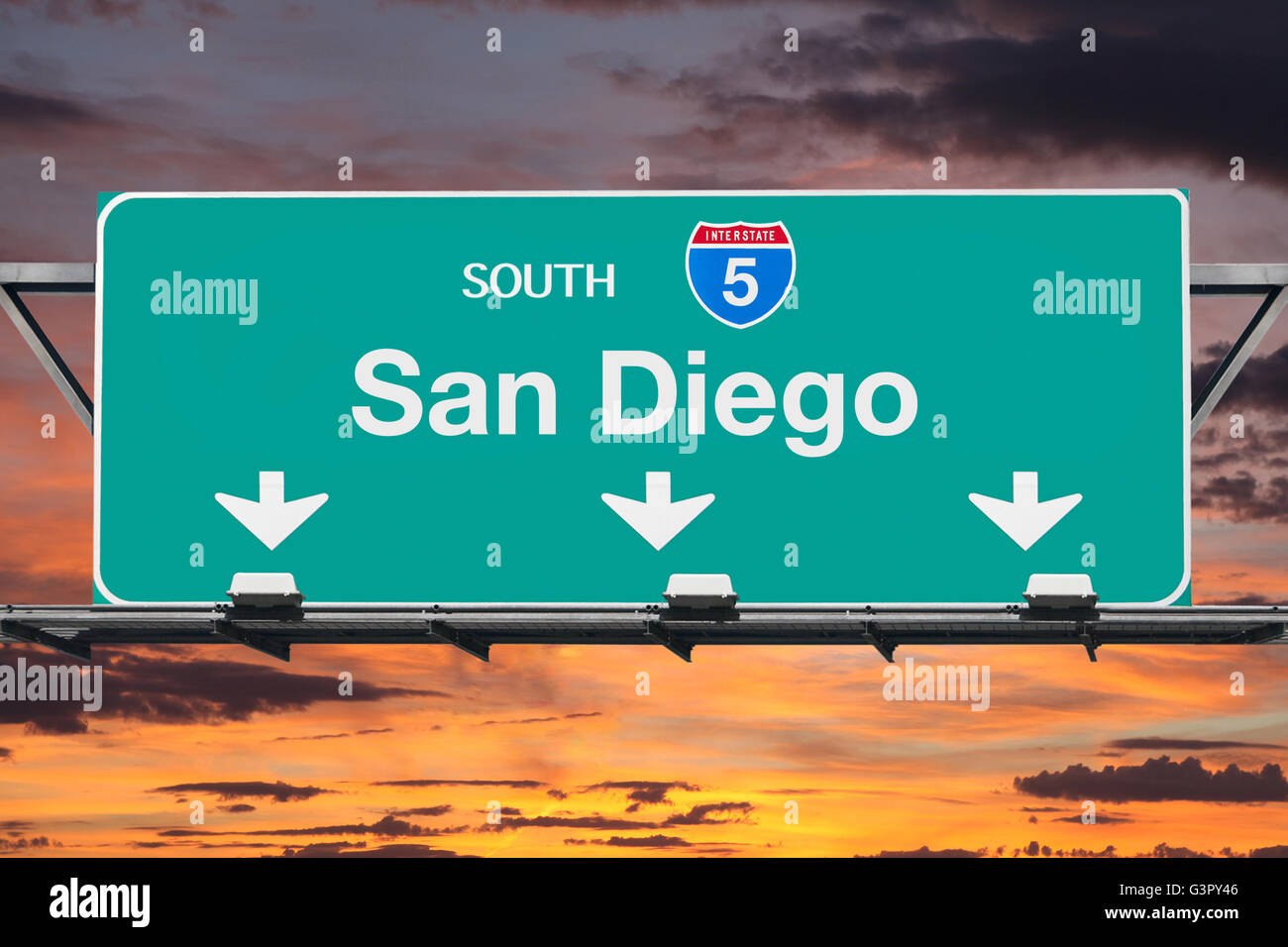 San Diego Interstate 5 South Highway Schild mit Sonnenaufgang Himmel. Stockfoto