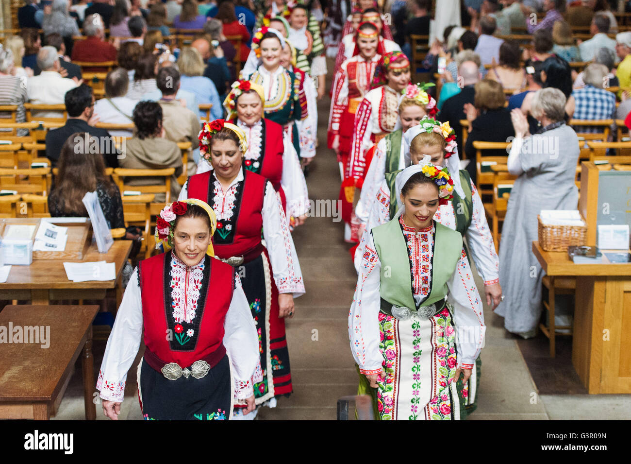 10. Juni 2016. Festival der Stimme - bulgarische Folklore-Chor "Le Mystere des Voix bulgarischer" führen in Llandaff Cathedral, Cardiff. Stockfoto