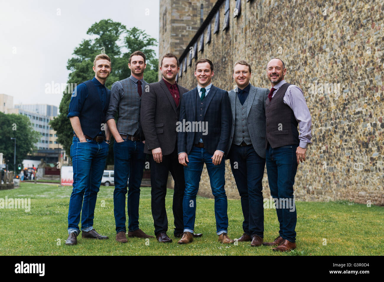 Walisische Band nur Männer laut außerhalb Cardiff Castle. Stockfoto