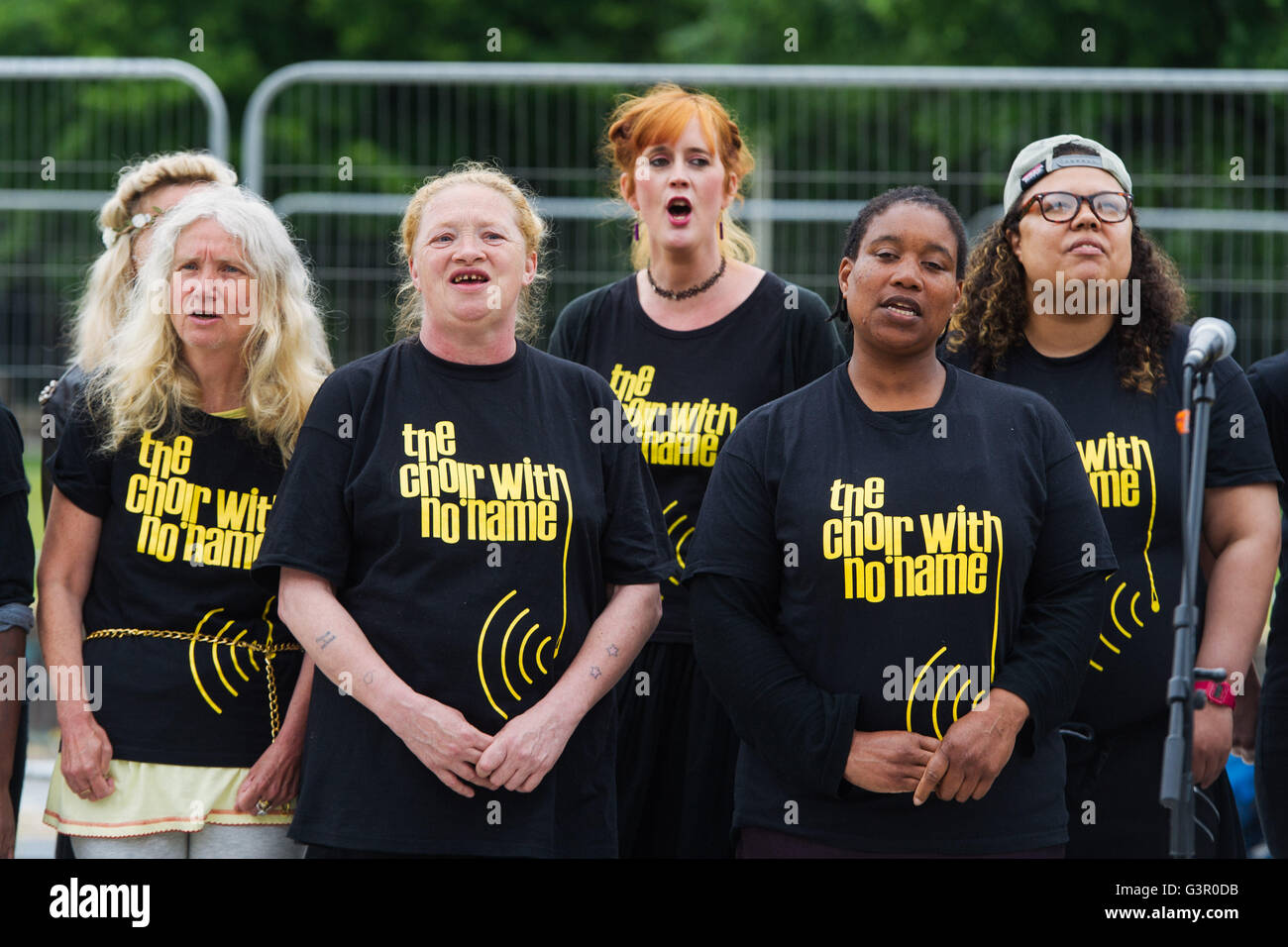 Der Chor ohne Namen, gebildet von Obdachlosen und ausgegrenzten Menschen führt in Cardiff im Rahmen des Festival Of Voice das Wales Millennium Centre. Stockfoto