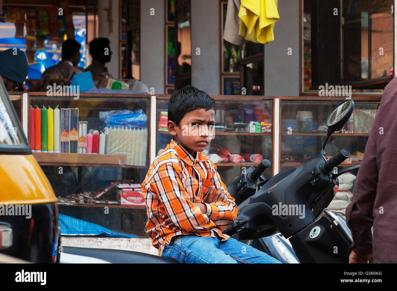 Nicht identifizierte indische Junge sitzt auf dem Rad auf dem Russell-Markt. Russell-Markt Stockfoto