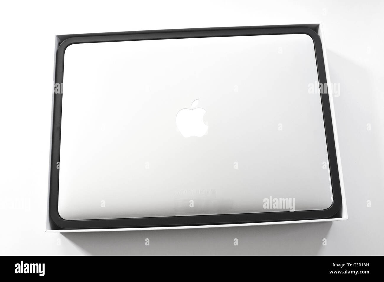 Eine neue Box MacBook Pro fotografiert vor einem weißen Hintergrund. Stockfoto