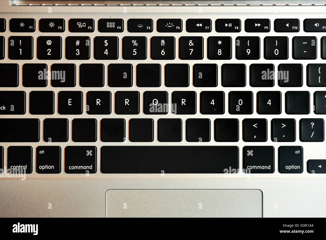 Fehler 404 geschrieben auf der Tastatur eines MacBook Pro. Stockfoto