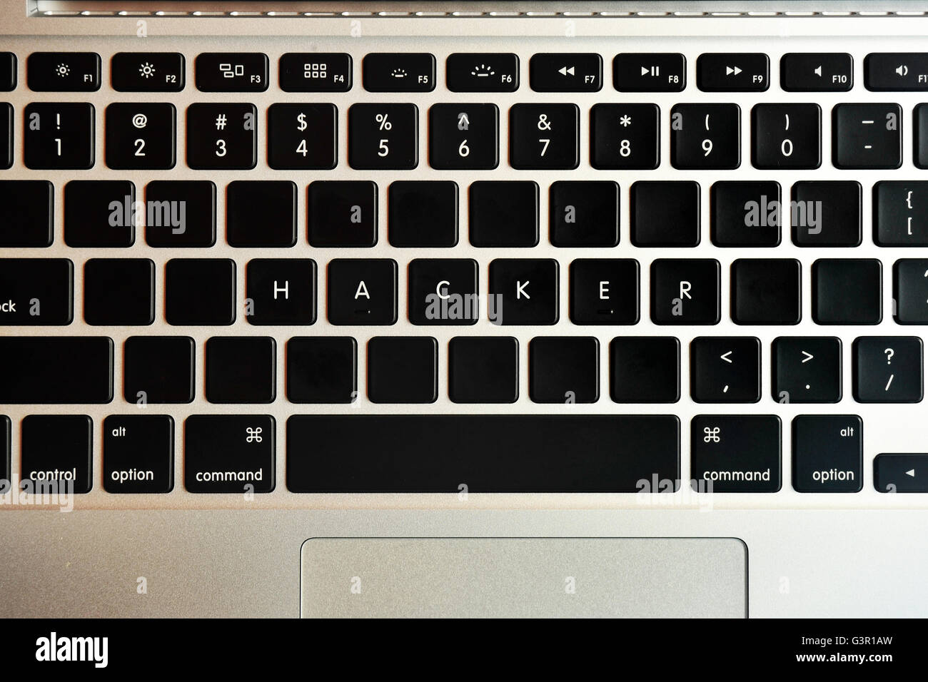 Hacker auf der Tastatur eines MacBook Pro geschrieben. Stockfoto