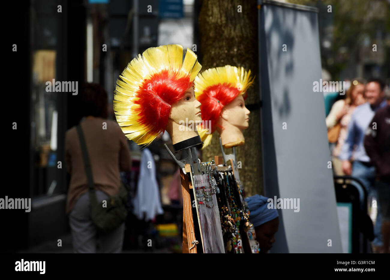 Zwei Modelle mit verrückten Punk-Frisuren am Straßenstand in Brighton UK Stockfoto