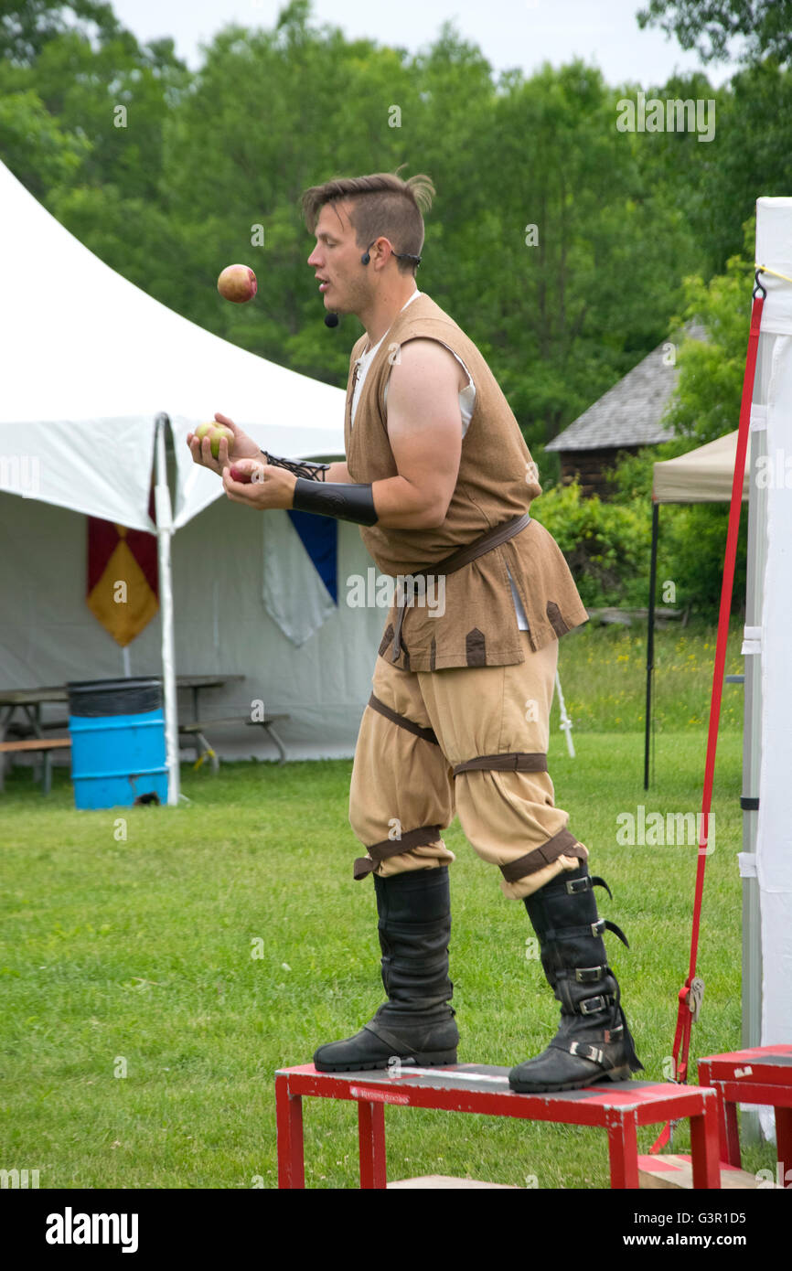 Ein Jongleur im Mittelalter Festival, Upper Canada Village. Stockfoto