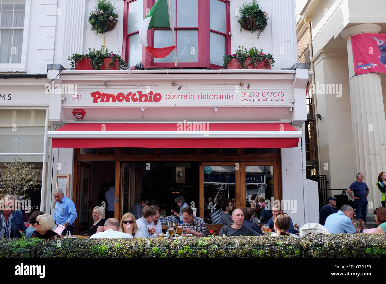 Menschen Sie essen und trinken im Freien im freien Stil in italienischen Restaurant Pinocchio in Brighton UK Stockfoto