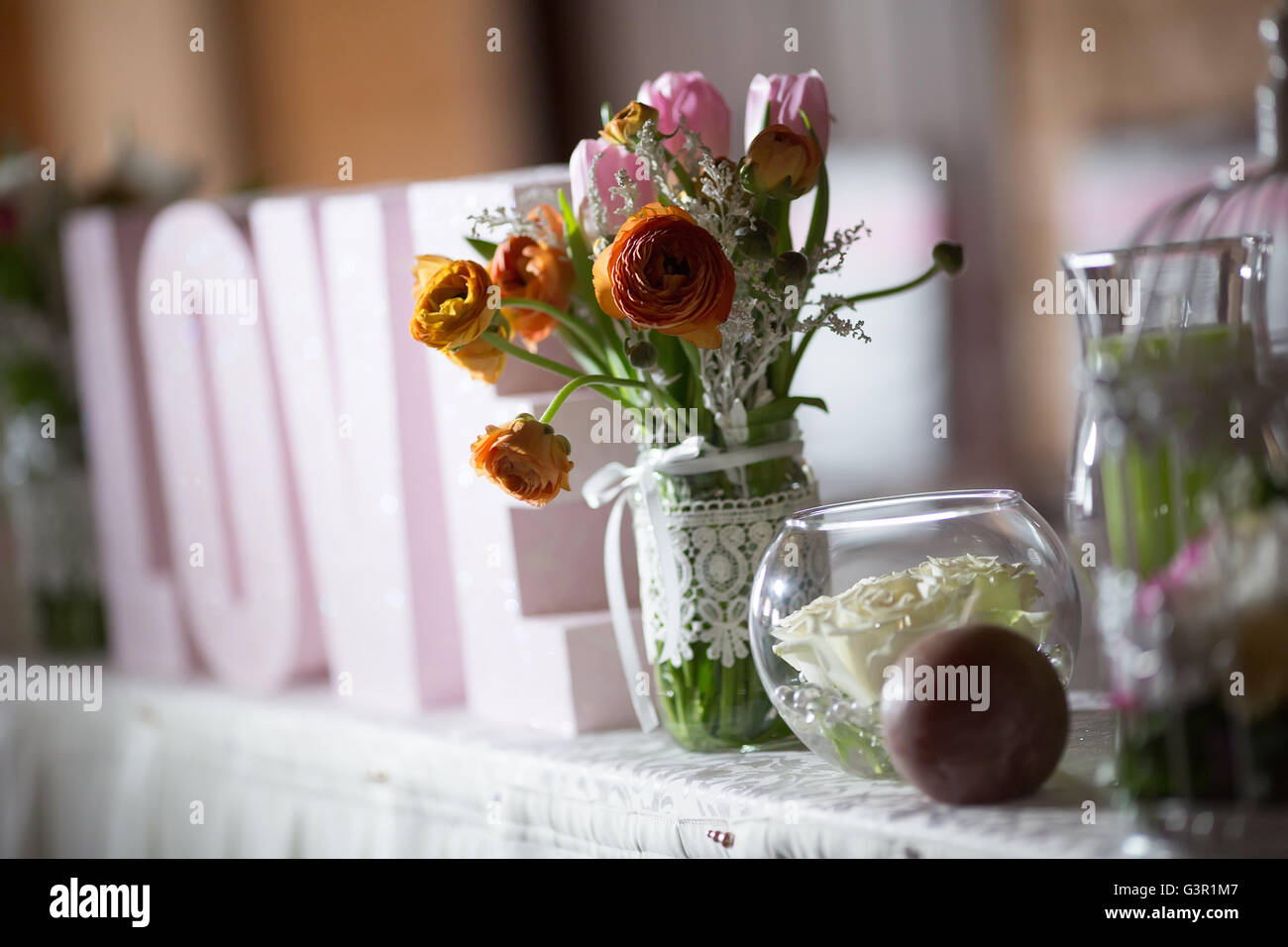 Schließen Sie die Ansicht auf die Blumen Hochzeitsdekorationen Stockfoto