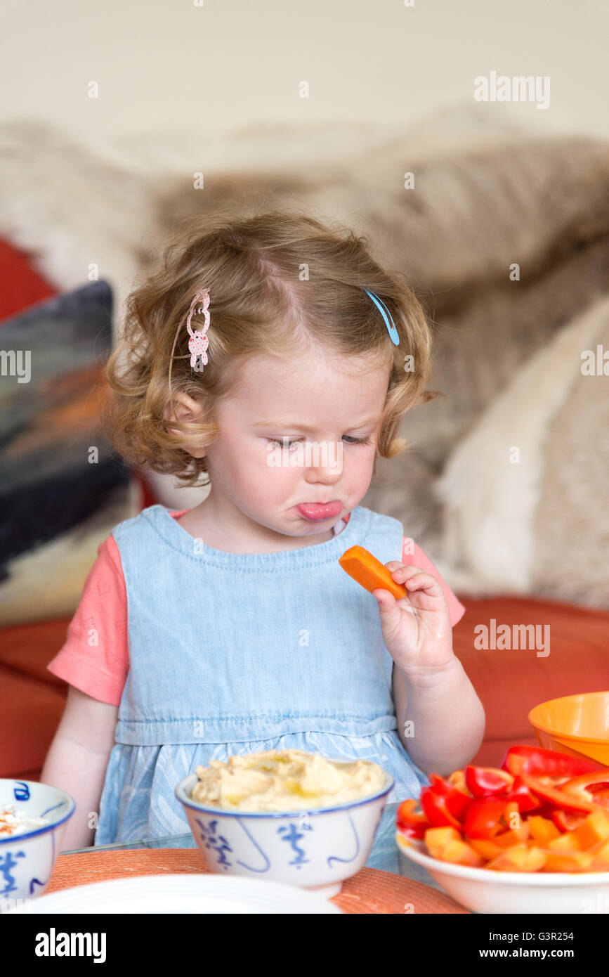 Zwei Jahre altes Mädchen, das mag nicht essen Gemüse, England, UK Stockfoto