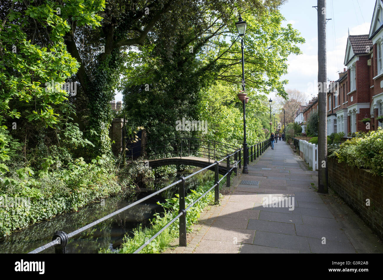 Häuser mit Blick auf die New River in Enfield, London, England, UK Stockfoto