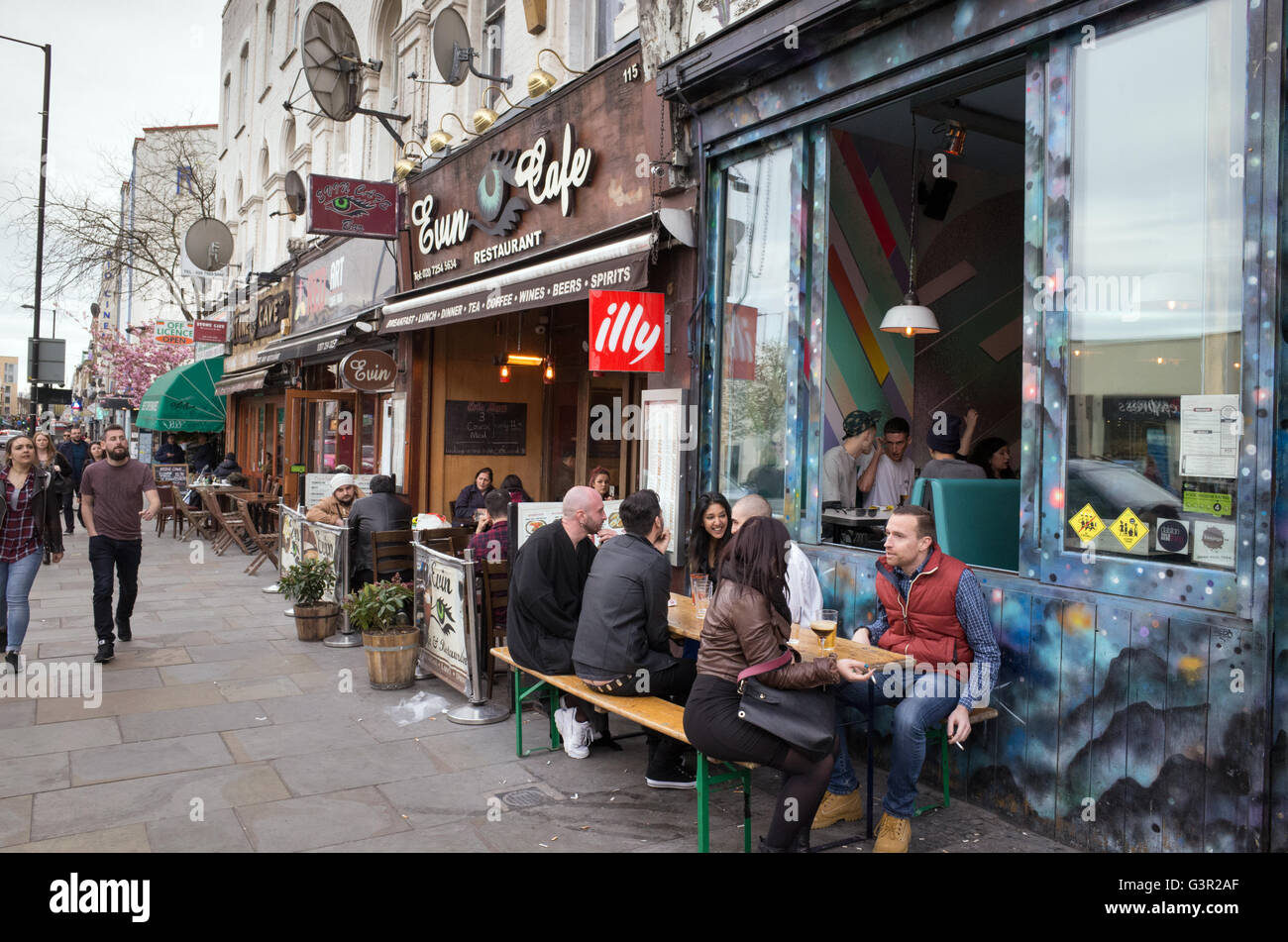 Trendige Bars auf Kingsland High Street in Dalston, Hackney, London, England, UK Stockfoto