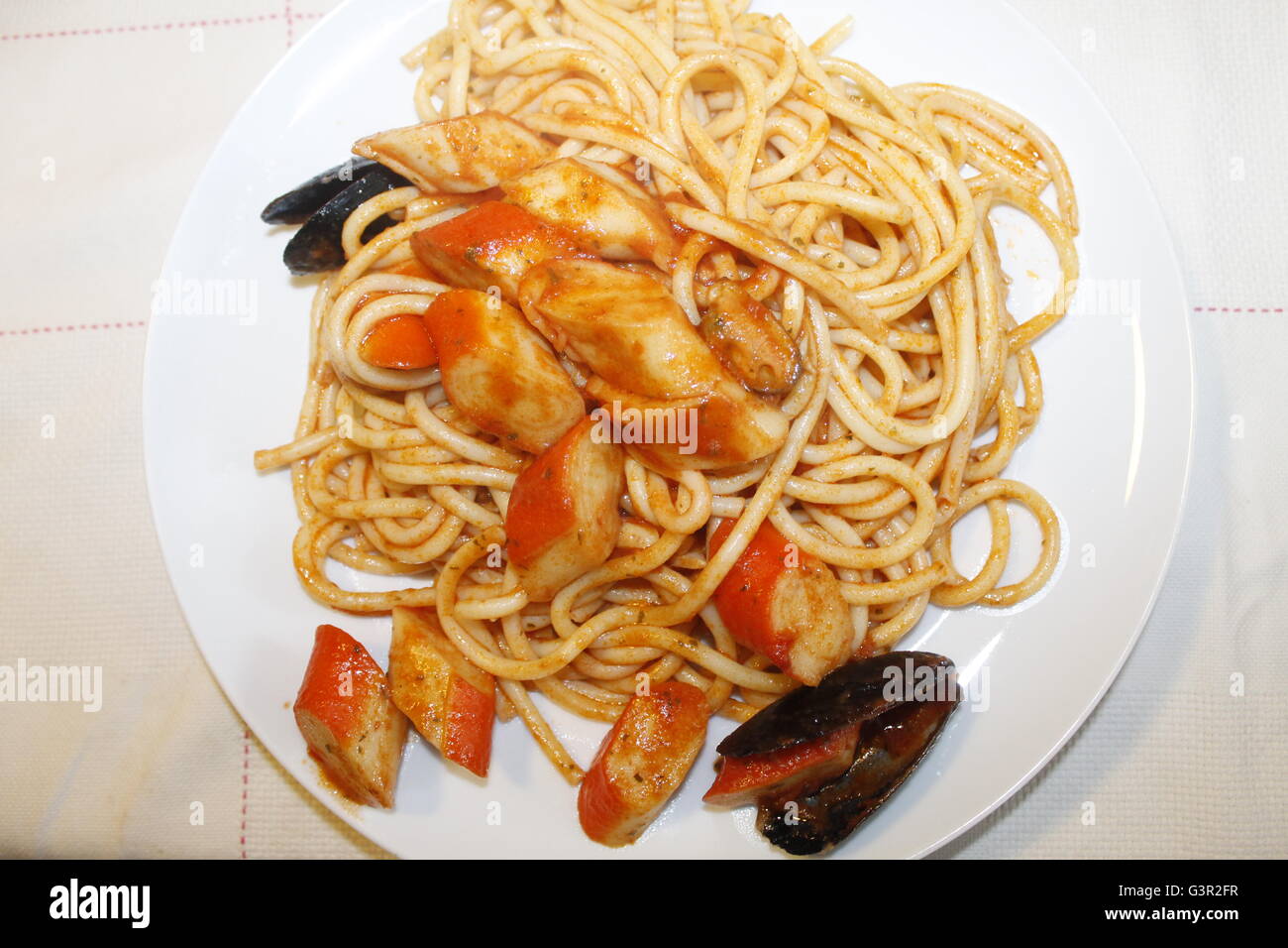 Pasta mit Muscheln, Tomatensoße und Krabben Stockfoto