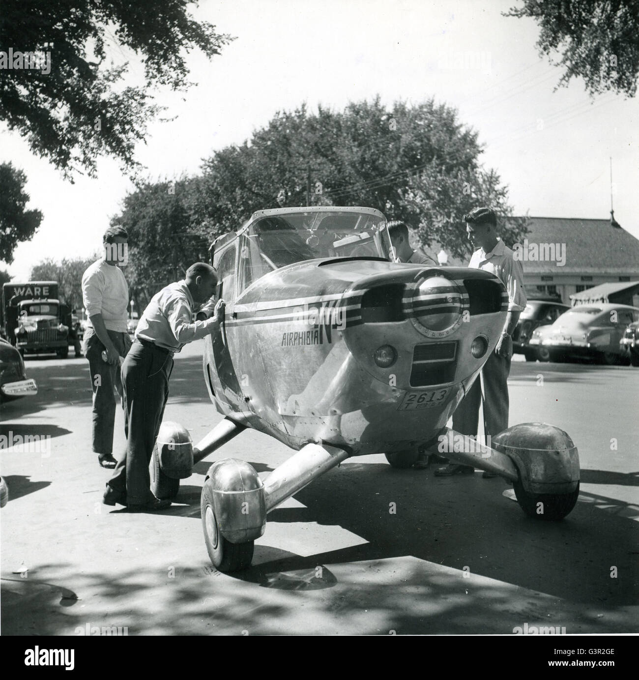 Vier Männer schauen über fliegende Auto Airphibian, im Besitz von Robert Fulton. Flügel werden entfernt, nach der Landung am Flughafen und der Rumpf dann über als jedes Auto gefahren ist. Stockfoto
