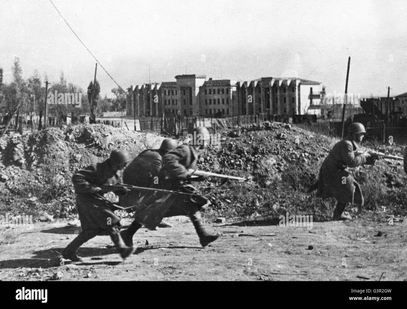 Sowjetische Soldaten kämpfen in den Straßen von Stalingrad Stadtrand. Stockfoto