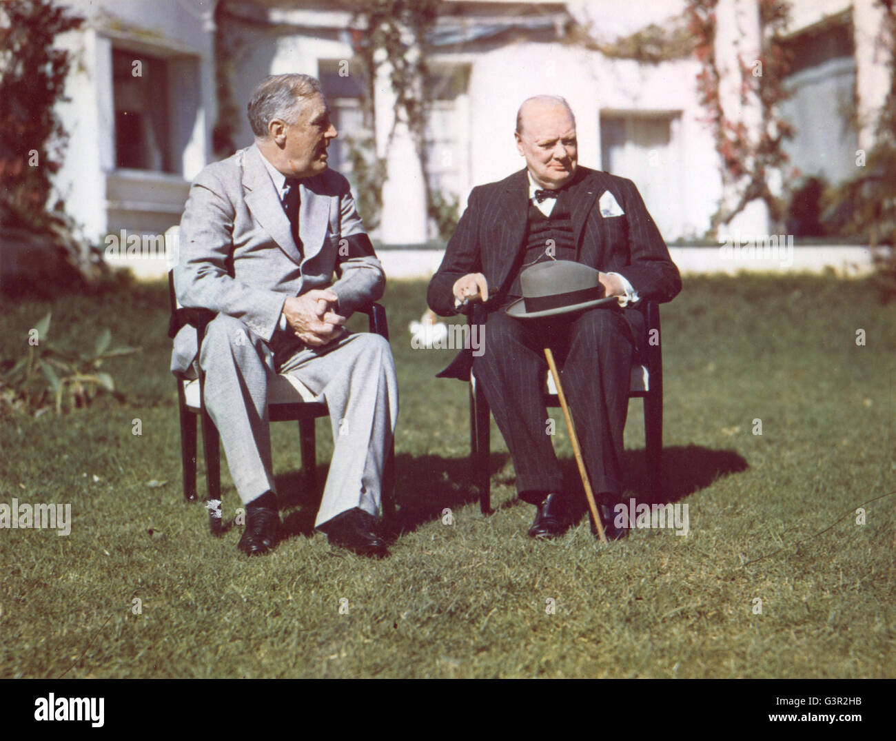 Präsident Franklin D. Roosevelt und Premierminister Winston Churchill Reden auf dem Rasen des Präsidenten-Villa in Casablanca. Stockfoto