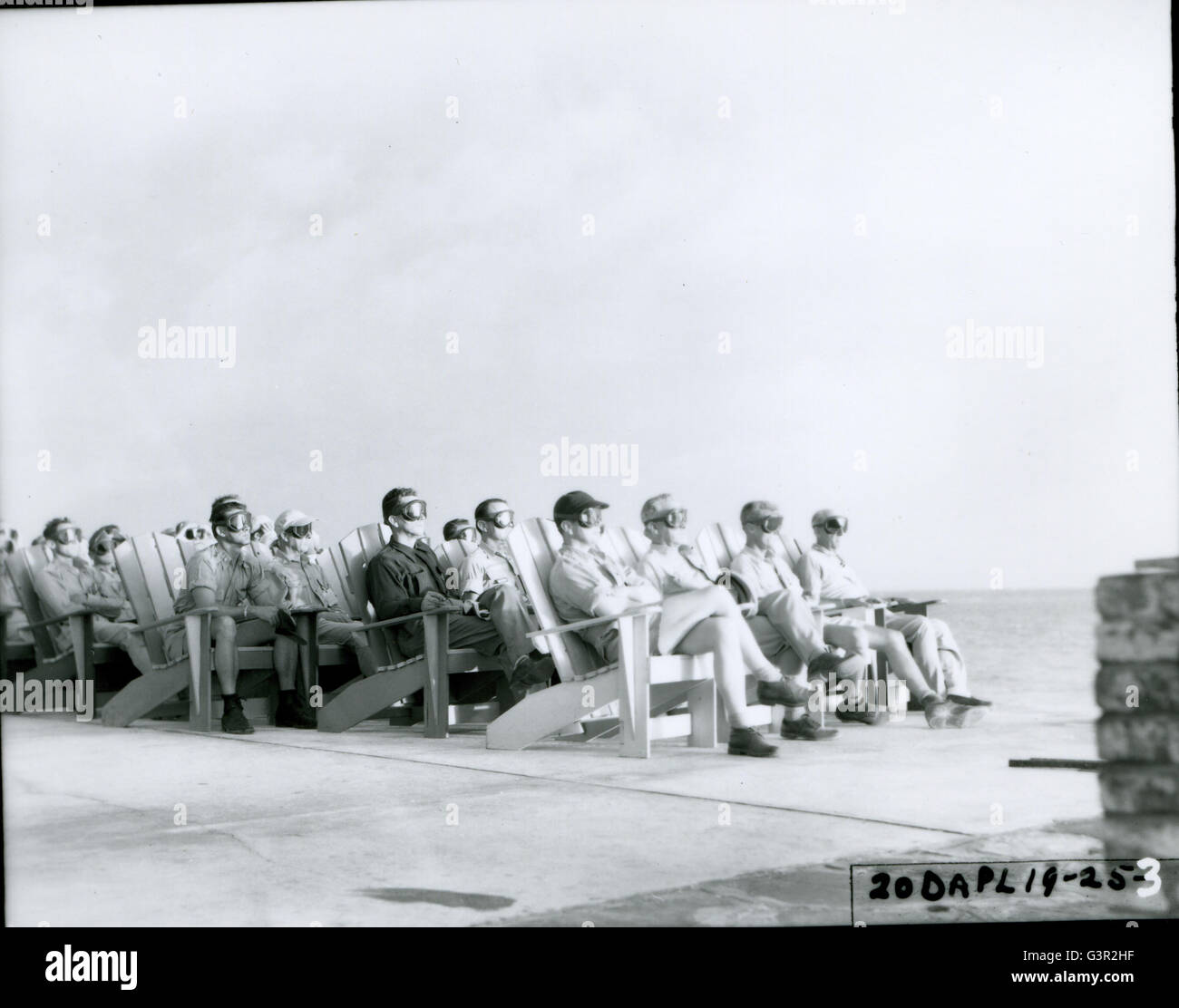 OPERATION GREENHOUSE - eine Gruppe von VIPs beobachten die vierte Detonation aus dieser Serie von Atomtests (Hund) von Offizieren Beach Club Terrasse (Liegewiese Stuhl Beobachter). Stockfoto