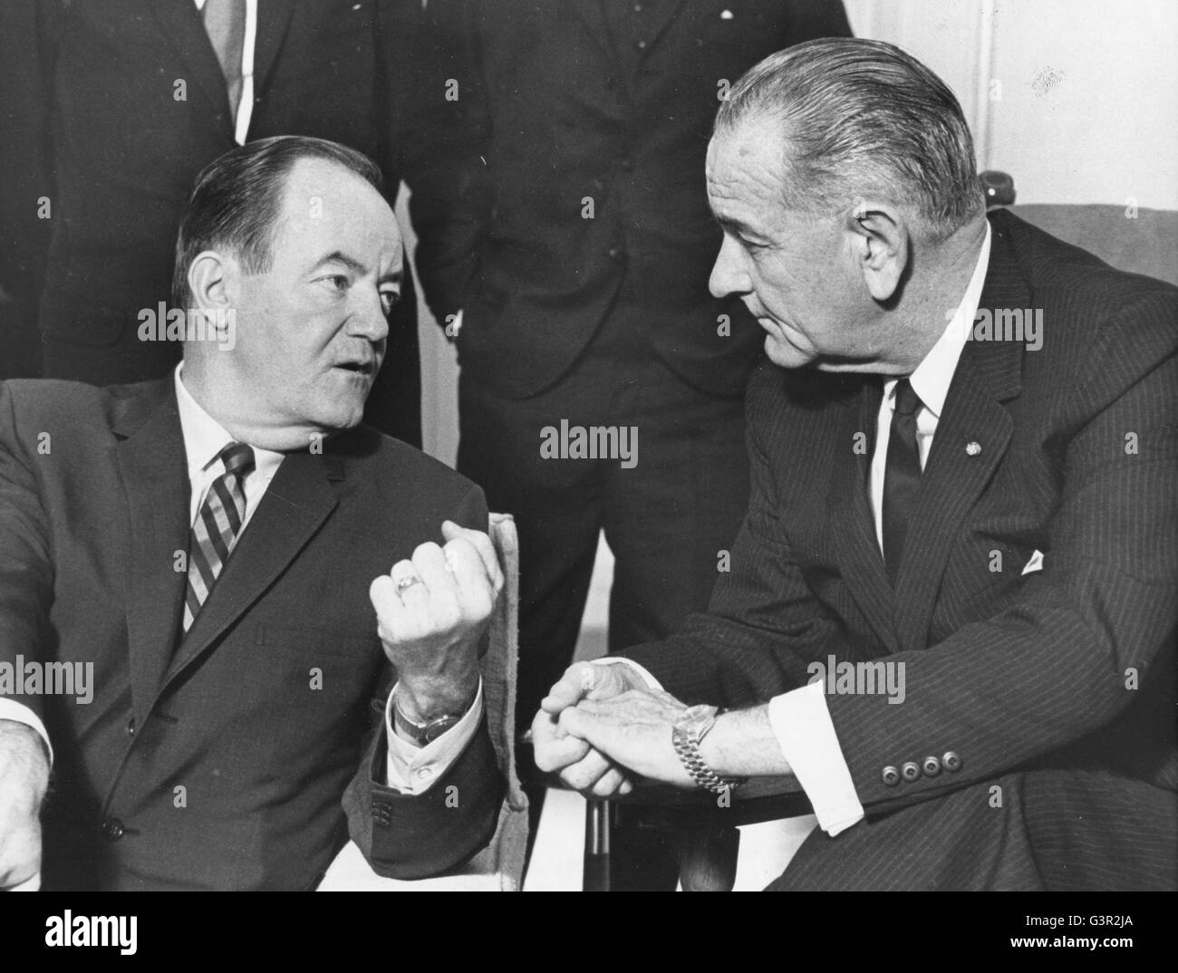Präsident Lyndon B. Johnson hört Vizepräsidenten Hubert H. Humphrey Bericht seiner fünftägigen Fernost-Tournee. Stockfoto