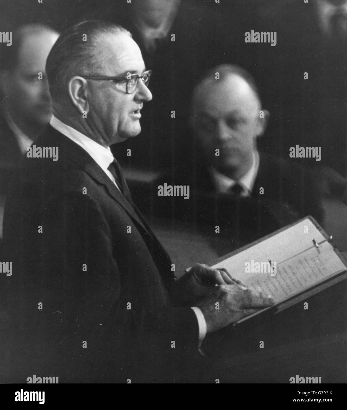 Präsident Lyndon B. Johnson liefert seine ersten Staat der Union Nachricht an einer gemeinsamen Sitzung des US-Kongresses im Capitol. Im Publikum sind Mitglieder des diplomatischen Korps, der Schrank und der oberste Gerichtshof. Stockfoto