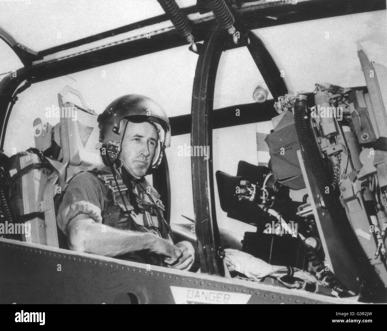 Major General Raymond G. Davis, Kommandierender General, 3. Marineabteilung, Reiten in einer OV-10 in der entmilitarisierten Zone. Vietnam, 1968. Stockfoto