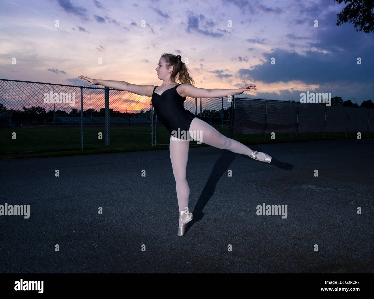 Young-Tween kaukasische Mädchen Praktiken Ballett in ihrem Hinterhof Stockfoto