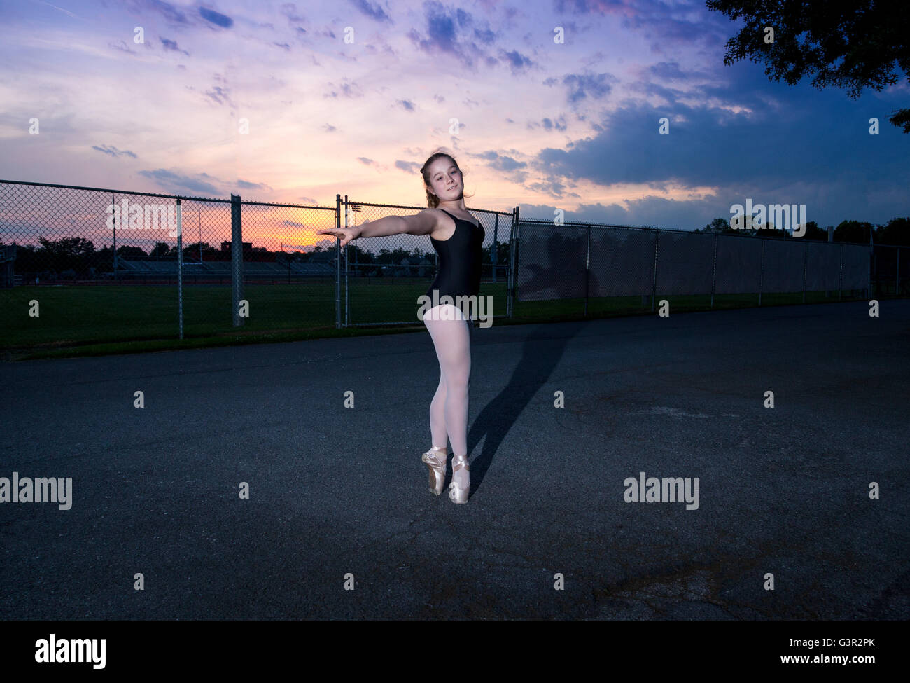 Young-Tween kaukasische Mädchen Praktiken Ballett in ihrem Hinterhof Stockfoto
