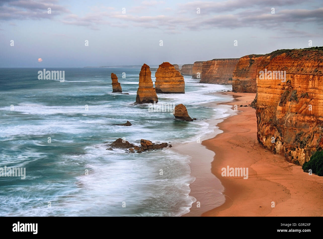 Bewölkten Tag in zwölf Apostel Meer Felsen, Victoria, Australien. Es verarbeitet HDR Technik. Stockfoto