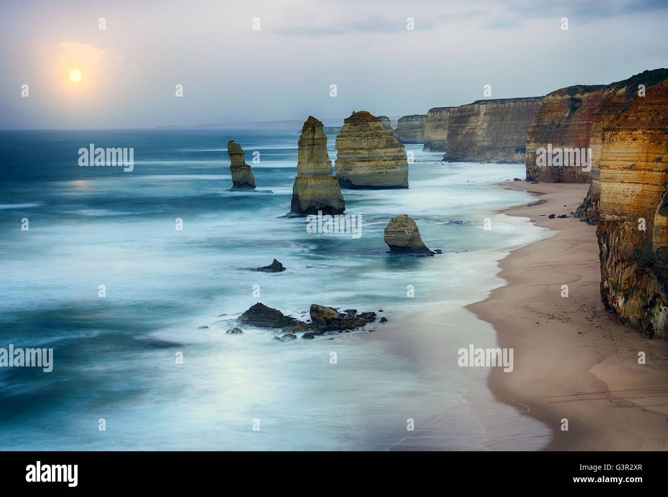 Mond-Einstellung in zwölf Apostel Meer Felsen in HDR-Effekt Stockfoto