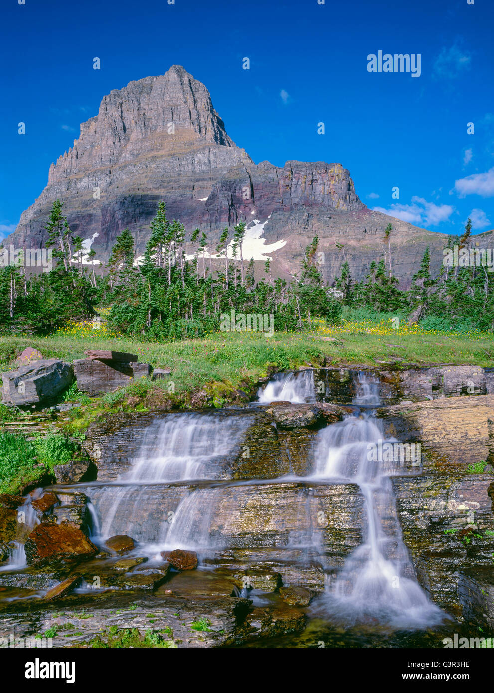 USA, Montana, Glacier National Park, kleiner Wasserfall am Logan Creek steigt Sedimentschichten unter Clements Berg. Stockfoto