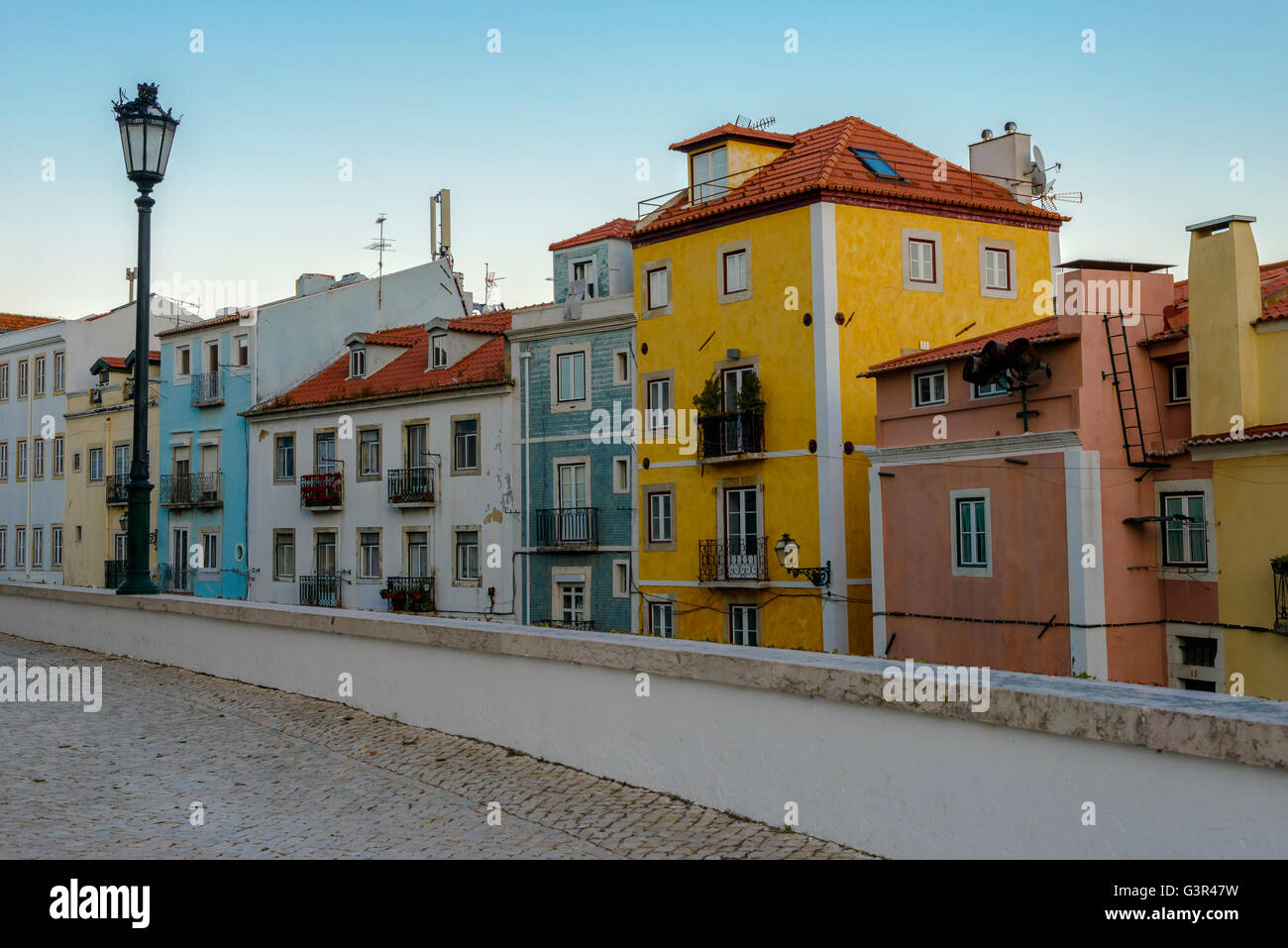 Typische Exterieur Häuser der alten in einer engen Straße in Lissabon, Portugal Stockfoto