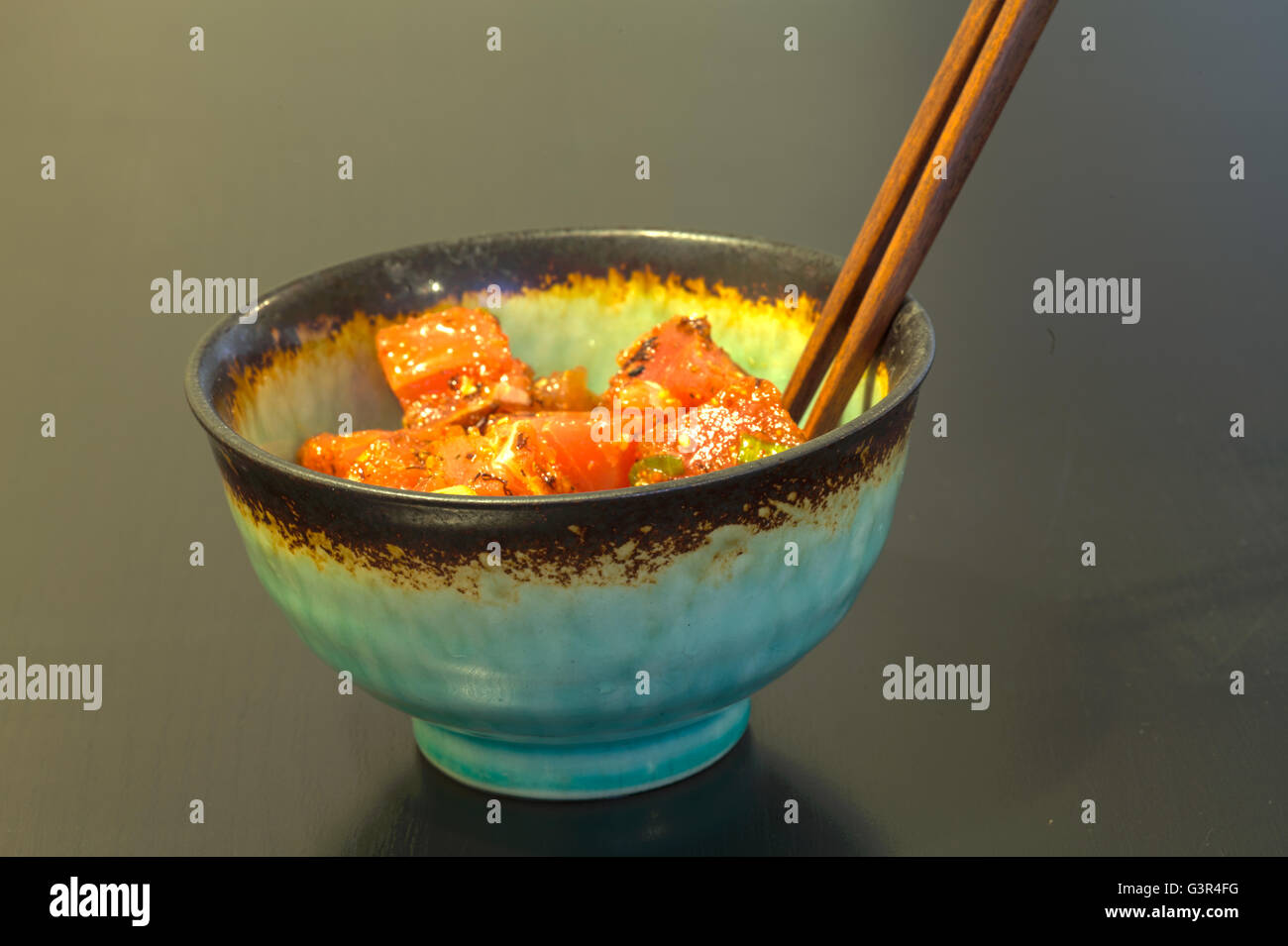 Poke Mittagessen Schüssel mit würzigen rohen Thunfisch-Sushi-Sashimi mit Stäbchen. Stockfoto