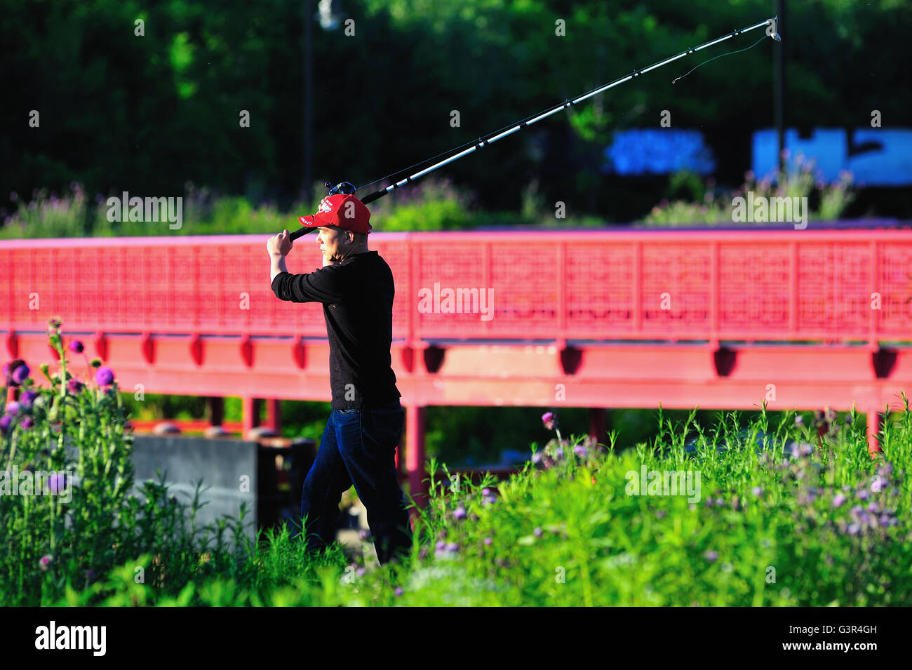 Mann in den späten Abend Sonne und Süden Zweig des Chicago River von Ping Tom Memorial Park in Chicago, Illinois, USA. Stockfoto