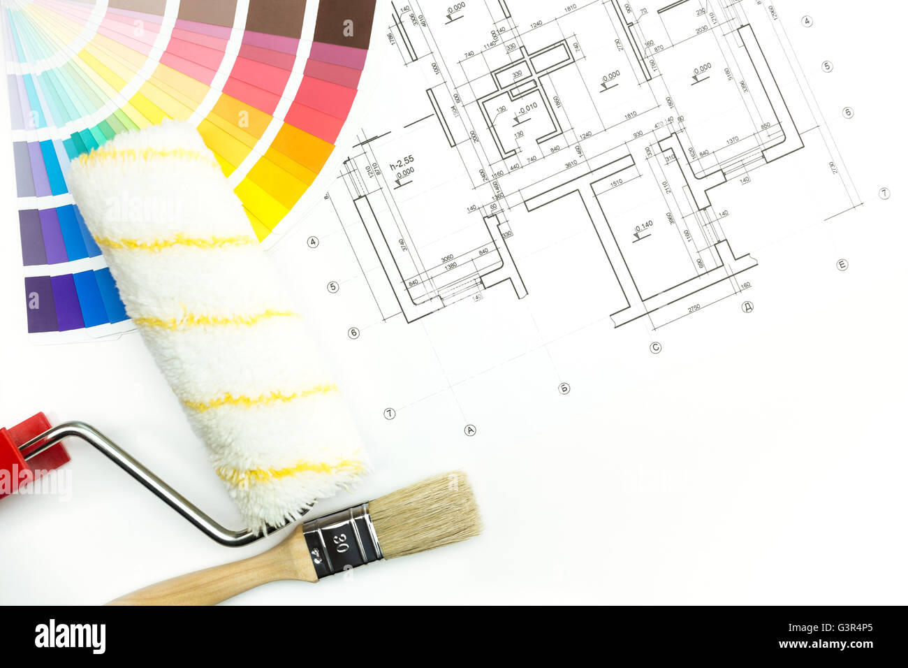 Malen Sie Walze, Pinsel und Farbe Führer auf Bauzeichnungen Hintergrund Stockfoto
