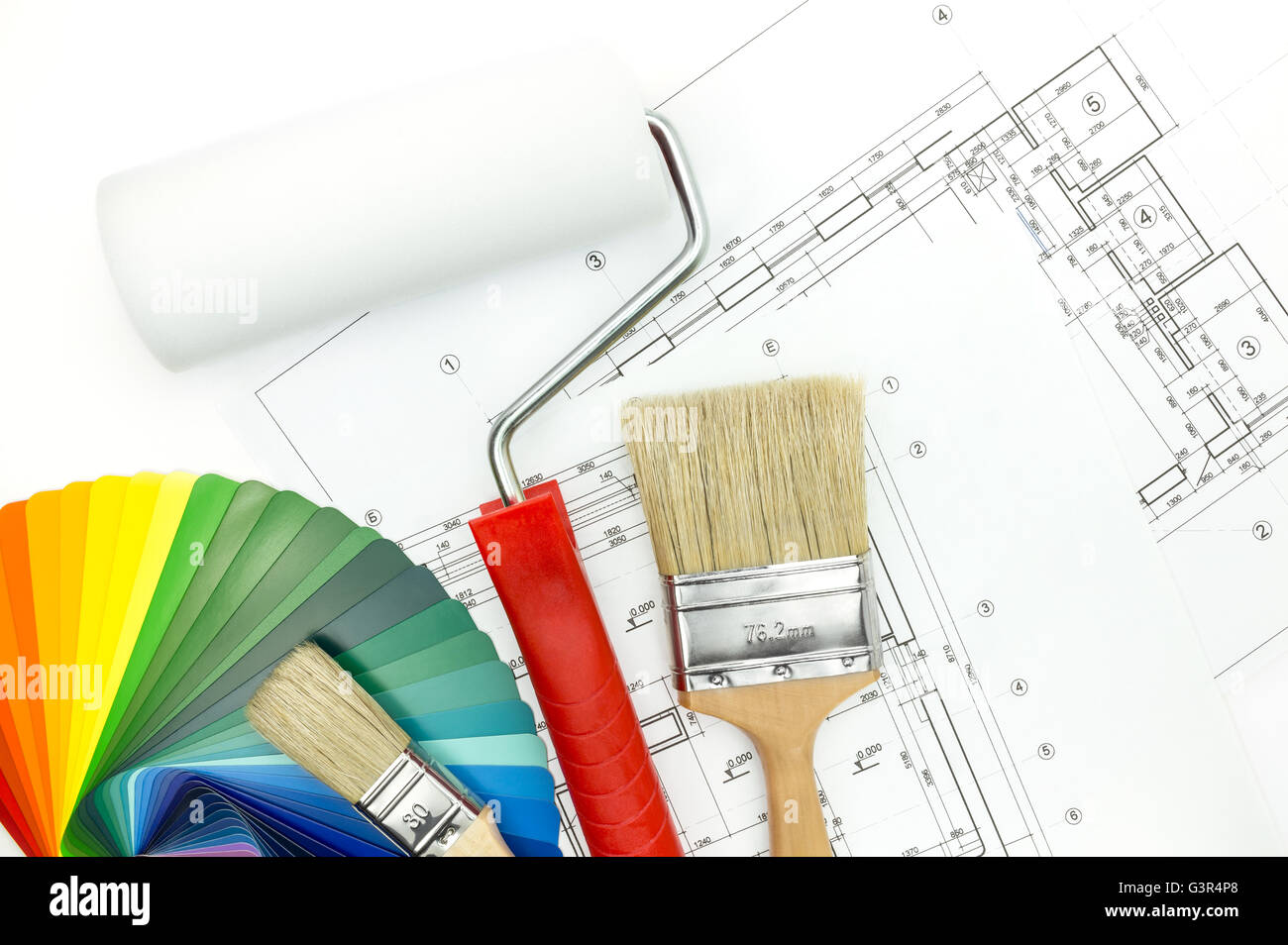Farbroller, Pinsel und Farbe Führer auf Bauzeichnungen Hintergrund Stockfoto