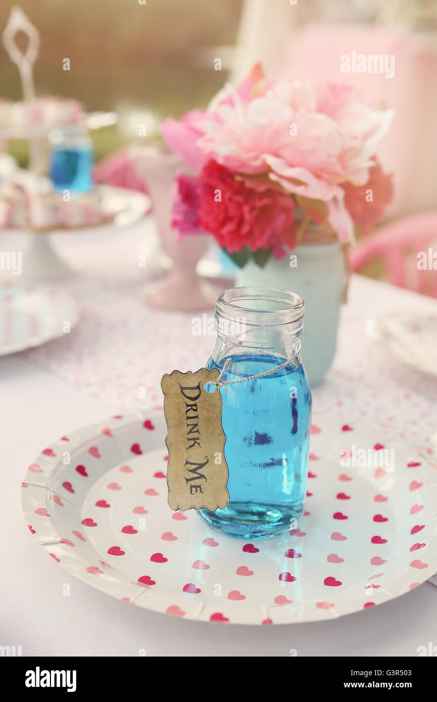Blaue Getränke in der Flasche, Alice im Wunderland Tee-Party Thema Muskelaufbau Stockfoto