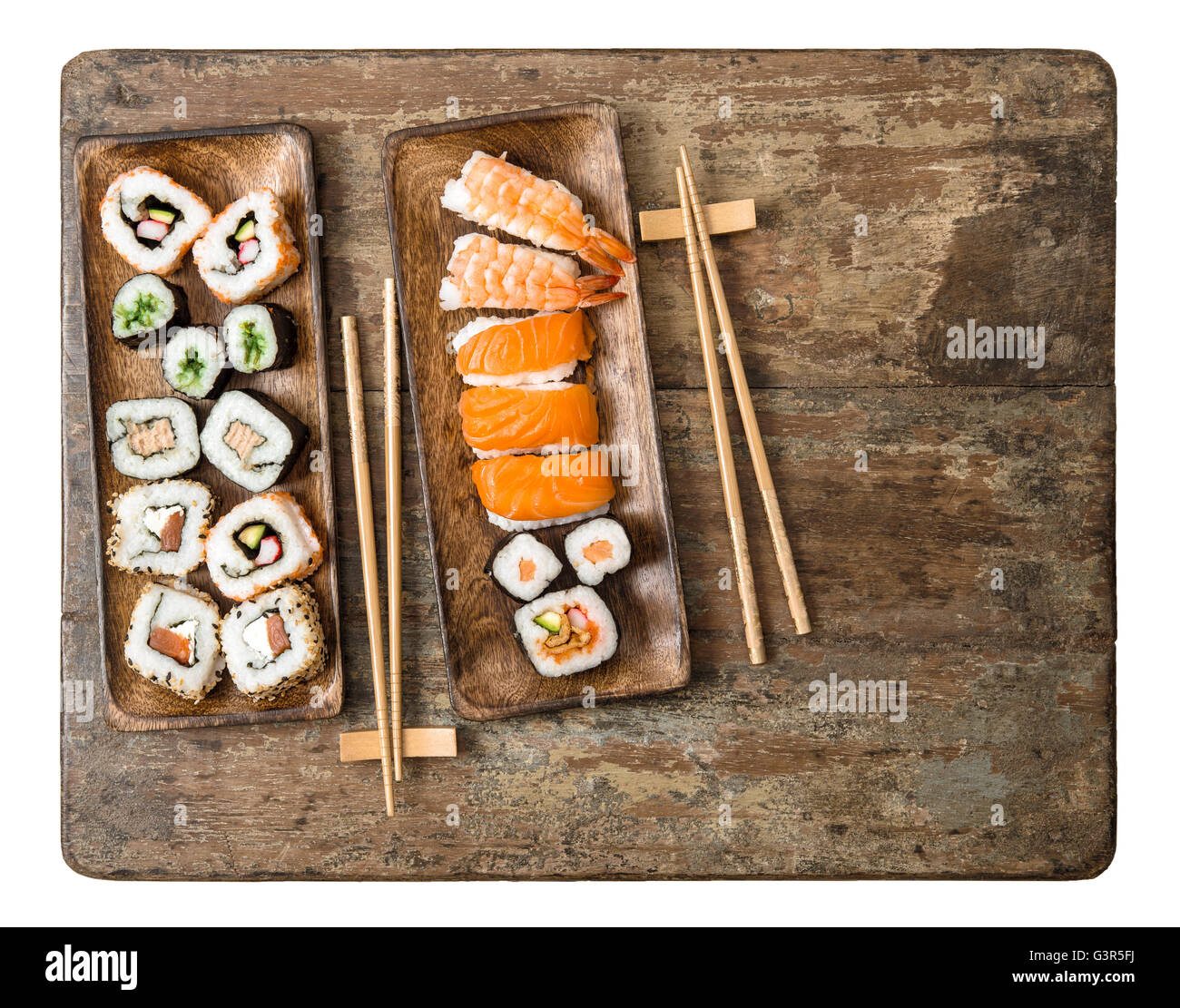 Traditionelles japanisches Essen. Sushi-Rollen, Maki, Nigiri auf rustikalen hölzernen Hintergrund. Meeresfrüchte Stockfoto