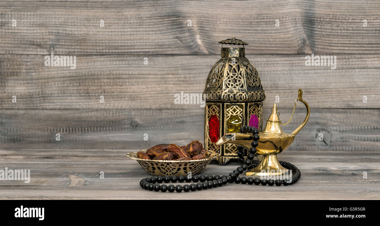 Vintage Laterne arabische islamische Rosenkranz. Orientalischer Urlaub Dekoration mit Früchten Termine Stockfoto