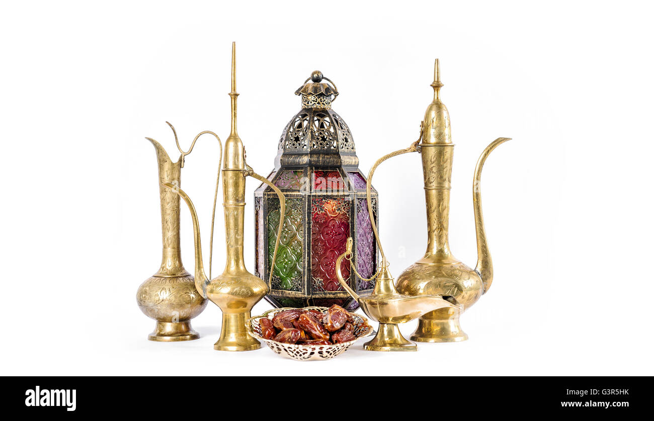 Orientalischer Urlaub Dekoration Laterne, Töpfe, Geschirr. Muslimische Hospitality-Konzept. Ramadan Kareem. Eid mubarak Stockfoto