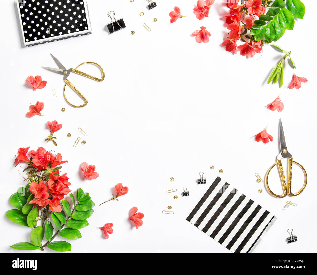 Künstlerische flach lag mit Sketchbook, Blumen, Bürobedarf auf weißem Hintergrund Stockfoto