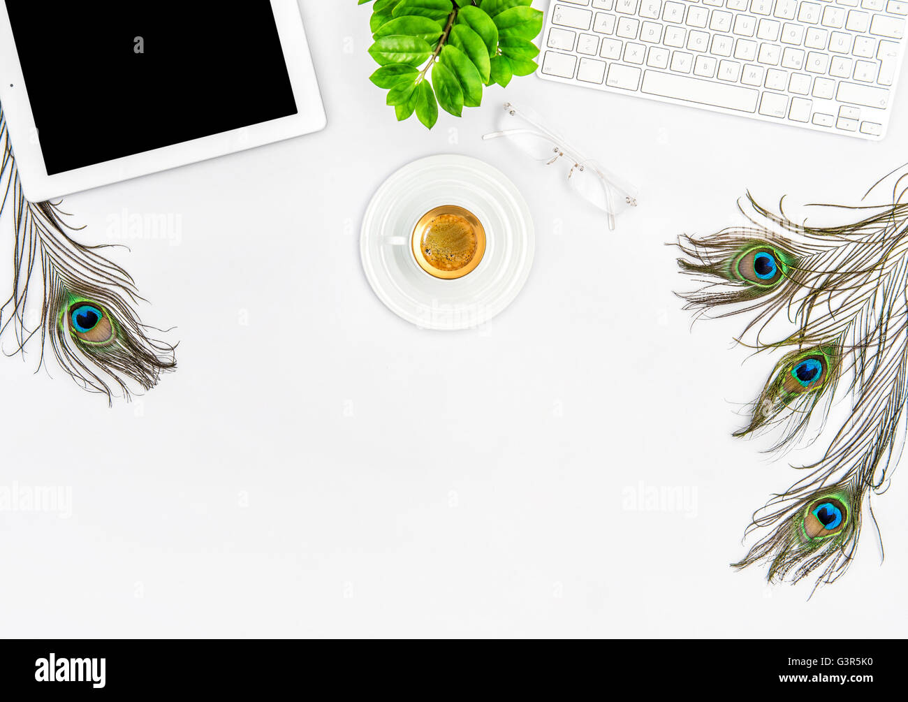 Arbeitsplatz mit Tastatur, TabletPC, Kaffee, grüne Pflanze. Büro-Schreibtisch weiß-Hintergrund Stockfoto