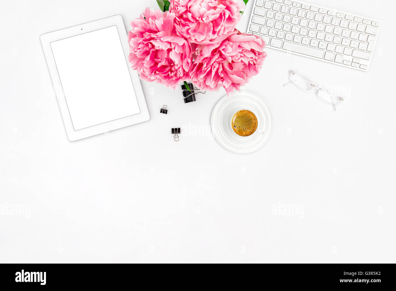 Mock-up mit digitalen Tablet PC. Feminine Home Büroarbeitsplatz mit Kaffee. Wohnung für social-Media-Blogger legen Stockfoto