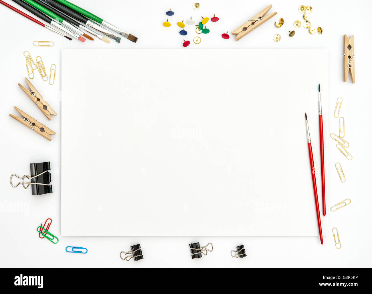 Skizzenbuch, Pinsel, Papier, Büromöbel und Bürobedarf auf weißem Hintergrund. Künstlerische flach legen Stockfoto