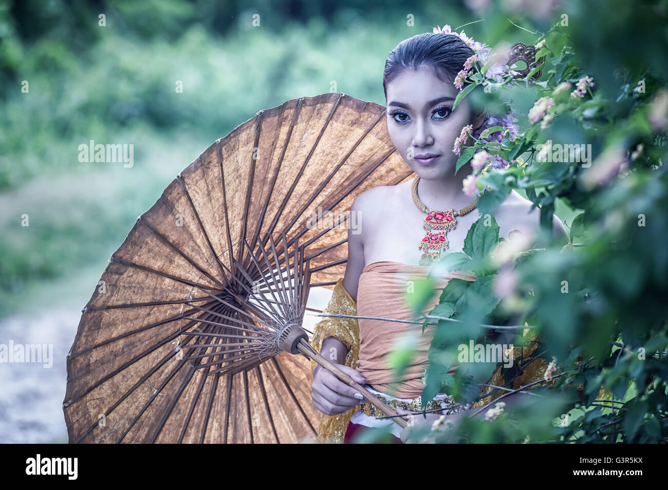 alten Thai Frau In traditioneller Kleidung von Thailand mit Vintage Schirm, Vintage-Effekt Stockfoto