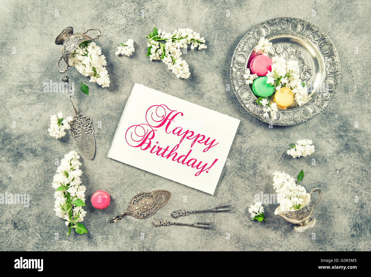 Macarons verkochend und lila Blüten. Beispieltext zum Geburtstag. Vintage-Stil getönten Bild Stockfoto